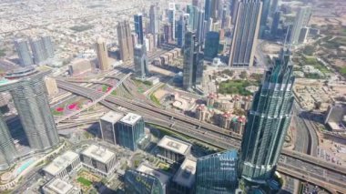 DUBAI, BAE - 3 Mart 2020: Dubai 'deki Dubai Adresleri Bulvarı' nın en üst manzarası, 3 Mart 'ta Dubai' de bulunan yoğun üst geçitte.