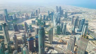 DUBAI, BAE - 3 Mart 2020: Dubai Creek Kanalları şehrin gelişmemiş bölgelerinden geçiyor ve 3 Mart 'ta Dubai' de şehir merkezine akıyor.