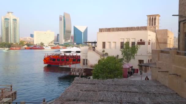阿联酋杜拜 2020年3月1日 3月1日 在迪拜 人们在繁忙的迪拜小河后面看到了Al Fahidi和Deira的古老土坯房子 它们有漂浮的独桅帆船和独桅帆船 — 图库视频影像