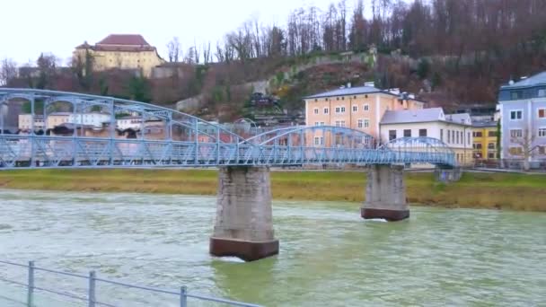 Salzach Nehri Üzerindeki Mozartsteg Yaya Köprüsü Arka Planda Salzburg Eski — Stok video