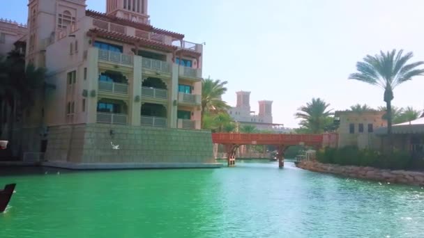 阿联酋杜拜 2020年3月4日 Souk Madinat Jumeirah Marke运河 着眼于正宗风格的建筑和游艇 于3月4日抵达迪拜码头 — 图库视频影像