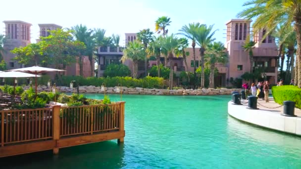 ドバイ アラブ首長国連邦 2020年3月4日 ドバイで3月4日に 伝統的なアドビのアラブの家を望むソク マディナト ジュメイラ市場の運河 — ストック動画