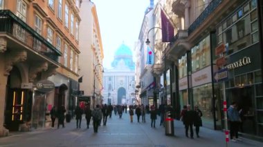 VIENNA, AUSTRIA - 17 Şubat 2019: 17 Şubat 'ta Viyana' da Hofburg Sarayı manzaralı kalabalık Kohlmarkt alışveriş caddesi