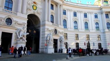 VIENNA, AUSTRIA - 17 Şubat 2019 'da Viyana' da Michaelerplatz Meydanı 'nda bulunan Hofburg Sarayı' nın muhteşem Aziz Michael kanadı, duvar sütunları, heykeller ve sıva süsleriyle süslenmiştir.