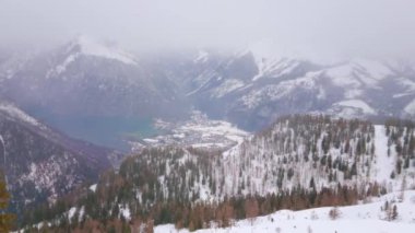 Alplerdeki sisli karlı hava: Feuerkogel dağı Traunsee göl vadisinde manzarayı açar, katlanan karın altında gizemli görünür, Ebensee, Salzkammergut, Avusturya