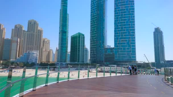 ドバイ アラブ首長国連邦 2020年3月7日 ドバイの3月7日に 住所Jumeirah Resortなどの素晴らしい高層ビルが並ぶJbrマリーナビーチのパノラマ — ストック動画