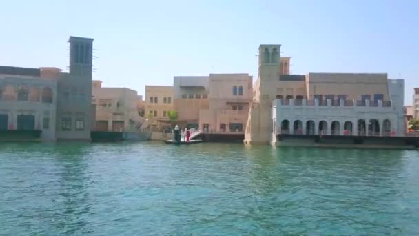 迪拜溪之旅完美地观察了Al Fahidi社区 那里有土坯屋和风塔 挡风玻璃 理发店 老旧市场的货摊 和独木舟码头 阿联酋 — 图库视频影像