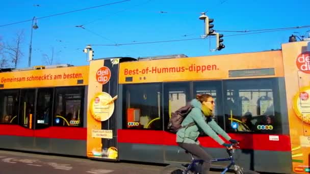 Vienna Oostenrijk Februari 2019 Moderne Tram Rijdt Langs Historische Outer — Stockvideo