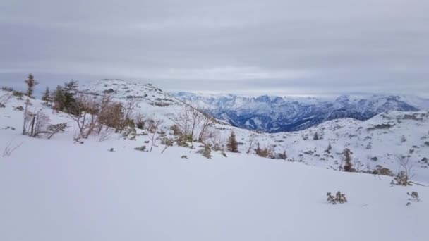 奥地利Salzkammergut Ebensee Feuerkogel山高原白雪覆盖着厚厚的灰云 — 图库视频影像