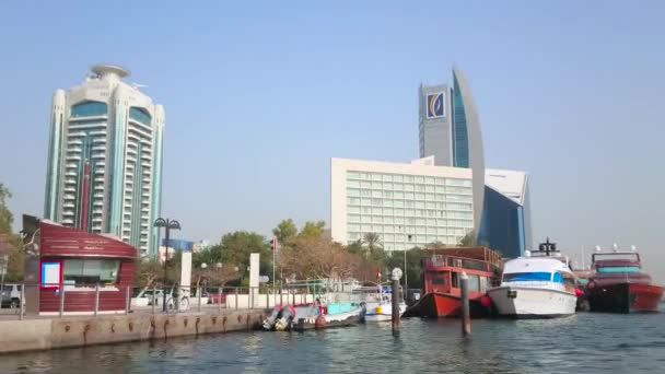 阿联酋迪拜 2020年3月1日 享受迪拜河之旅 并于3月1日在迪拜观摩迪拉地区的现代建筑 — 图库视频影像