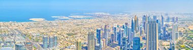 DUBAI, BAE - 3 Mart 2020 Dubai süper modern gökdelenleri ve düşük katlı evleri birleştiren eşsiz bir şehirdir.