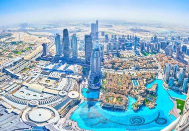 DUBAI, BAE - 3 Mart 2020: Şehir merkezi çok sayıda alışveriş merkezi, modaya uygun pazarlar, oteller ve ana eğlence merkezleri nedeniyle en sevilen yerdir - 3 Mart 'ta Dubai' deki akşam çeşmeleri