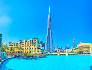 DUBAI, BAE - 3 Mart 2020: Kent merkezi, Dubai 'de 3 Mart' ta dünyanın en yüksek kulesi olan Burj Halife Kulesi nedeniyle şehrin en popüler ilçesidir.