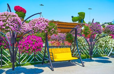 DUBAI, BAE - 5 Mart 2020: 5 Mart 'ta Dubai' de, petunyalı saksılar ve Miracle Garden ile tribünler arasında gevşeme tezgahı