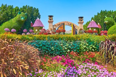 DUBAI, BAE - 5 Mart 2020: Mucize Bahçesi 'nin muhteşem çiçek yataklarının manzarası ve arka planda 5 Mart' ta Dubai 'deki kedi yerleşimi