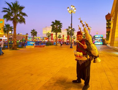 DUBAI, BAE - 5 Mart 2020: Türk çay satıcısının manzaralı Doğu semaveriyle portresi, Global Village Dubai, 5 Mart 'ta Dubai