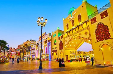 DUBAI, BAE - 5 Mart 2020: Global Village Dubai 'nin pavyonları 5 Mart' ta Dubai 'de renkli aydınlatmalarla süslenmiştir.