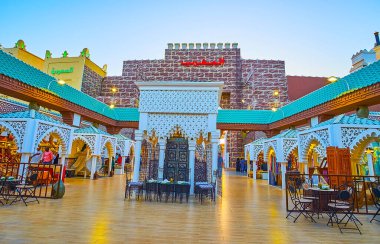 DUBAI, BAE - 5 Mart 2020: Global Village Dubai 'deki Fas Köşkü' nün Mudejar tarzı sarayının karmaşık dekorasyonları, 5 Mart 'ta Dubai' de
