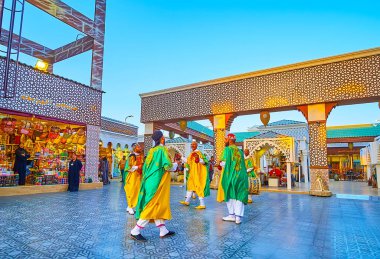 DUBAI, BAE - 5 Mart 2020: Global Village Dubai 'nin Fas köşkündeki Gnawa müziğinin otantik performansının keyfini çıkarın