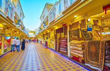 DUBAI, BAE - 5 Mart 2020 'de Dubai Global Village Dubai' deki Halı, Baharat, parfüm ve diğer tezgahlarla dolu İran caddesi