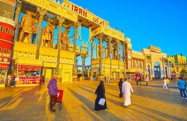 DUBAI, BAE - 5 Mart 2020: İran 'ın büyük heykelleri, sütunları ve kabartmaları ile süslenmiş Global Village Dubai' nin gezisi, 5 Mart 'ta Dubai' de gerçekleşti.