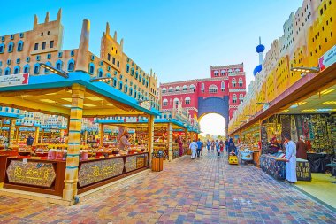 DUBAI, BAE - 5 Mart 2020: Global Village Dubai 'deki Yemen pavyonu geleneksel Yemen mimarisi öğeleriyle 5 Mart' ta Dubai 'de süslenmiştir.