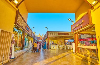 DUBAI, BAE - 5 Mart 2020: Dubai Global Village Dubai 'deki Yemen pavyonunun kapısı, geleneksel Yemen ürünlerini sunuyor - bal, baharat, parfüm, gümüş mücevher, giysi, 5 Mart' ta Dubai 'de