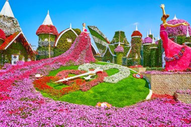 DUBAI, BAE - 5 Mart 2020: 5 Mart 'ta Dubai' de Miracle Garden 'da dans eden balerinlerle çevrili muhteşem çiçek saati