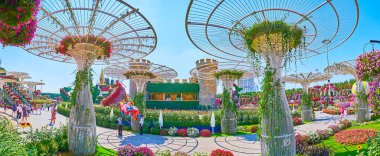 DUBAI, BAE - 5 Mart 2020: 5 Mart 'ta Dubai' de çiçek yatakları, yürüyüş sokakları ve dev güneş gözlükleriyle çevrili Miracle Garden 'ın panoramik manzarası