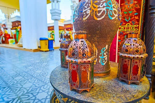 Дубай Оаэ Марта 2020 Традиционные Арабские Огни Резном Столе Павильоне — стоковое фото