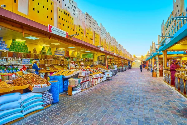 DUBAI, BAE - 5 Mart 2020 'de Dubai Global Village Dubai' nin Yemen köşkündeki baharat tezgahları geniş aromalı doğu baharatları, otlar ve geleneksel çayla 5 Mart 'ta Dubai' de