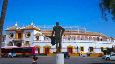 SEVILLE, SPAIN - 2 Ekim 2019: Paseo de Cristobal Colon 'daki Pepe Luis Vazquez anıtı Plaza de Toros de la Real Maestranza' nın önünde, 2 Ekim 'de Seville' de yapılan ünlü boğa güreşi arenası.
