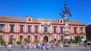 SEVILLE, SPAIN - 1 Ekim 2019: The Plaza Virgen de los Reyes, 1 Ekim 'de Seville' de tarihi köşkler ve Başpiskopos Sarayı ile çevrili, meşhur sokak lambası çeşmesiyle