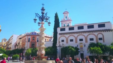SEVILLE, SPAIN - 2 Ekim 2019: Plaza Virgen de los Reyes 'in Panorama' sı, 2 Ekim 'de Sevilla' da arka planda Süleyman sütunlu, çeşmeli ve enkarnasyon manastırı manzaralı sokak lambası