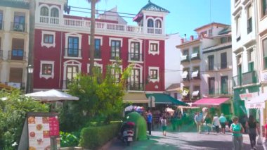 GRANADA, SPAIN - 25 Eylül 2019: The Plaza de la Romanilla Meydanı, 25 Eylül 'de Granada' da küçük bir ağaç parkı, tarihi yapılar, turizm mağazaları ve restoranlara sahip.