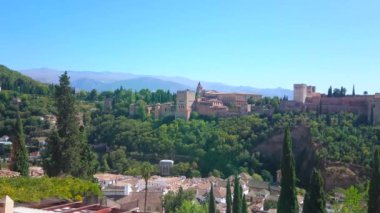 Albaisin ilçesindeki Mirador San Nicolas (St Nicholas bakış açısı), Alhambra, Granada, İspanya ile Sabika tepesinin panoramasını izlemek için en iyi yerdir.