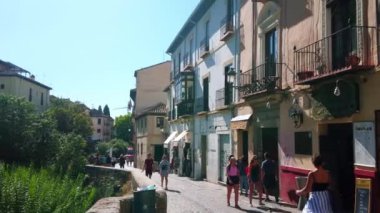 GRANADA, İspanya - 27 Eylül 2019: 27 Eylül 'de Granada' da, Carrera del Darro Caddesi 'nde tarihi yapılar, dar sokaklar ve yemyeşil alanlar panoraması