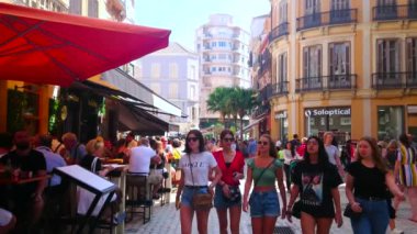 MALAGA, SPAIN - 28 Eylül 2019: 28 Eylül 'de Malaga' da kalabalık Calle Granada caddesi dükkan ve açık hava İspanyol mezeleri, restoranlar, kafeler