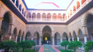 SEVILLE, SPAIN - 1 Ekim 2019: 1 Ekim 'de Seville' deki Alcazar Sarayı 'nda sebka dekoru ve küçük bir gölet ile kaplı muhteşem Maidens Avlusu (Maidens Avlusu) avlusu manzarası