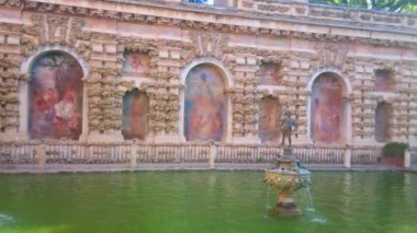 SEVILLE, SPAIN - 1 Ekim 2019: Mercury Pond of Alcazar Palace Gardens 'taki tarihi freskleri olan küçük çeşme, 1 Ekim' de Seville 'de