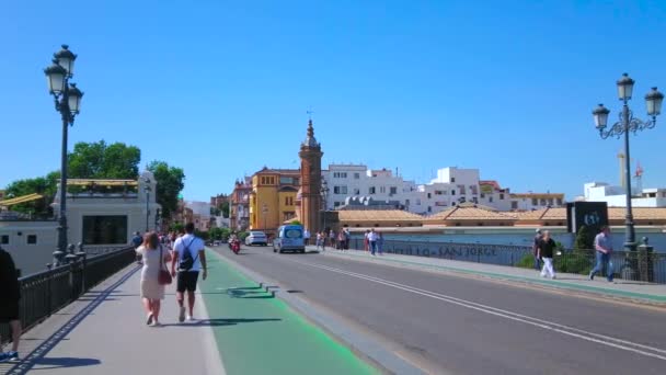 Seville España Octubre 2019 Gente Recorre Puente Isabela Con Vistas — Vídeo de stock