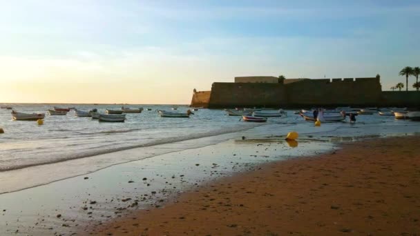 Cadiz Hiszpania Wrzesień 2019 Romantyczny Spacer Wzdłuż Wybrzeża Wieczornej Plaży — Wideo stockowe