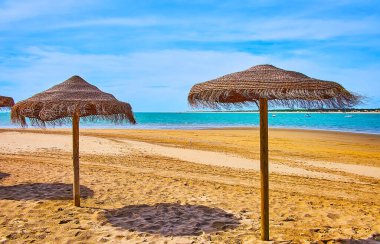 Altın Calzada plajı dinlenmek ve Guadalquivir nehrinin ağzındaki manzaranın tadını çıkarmak için en iyi yerdir. Atlantik Okyanusu, Sanlucar, İspanya