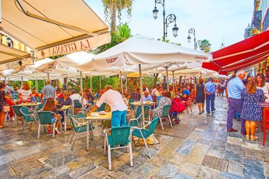 SANLUCAR, İspanya 22 Eylül 2019: 22 Eylül 'de Sanlucar' da Plaza del Cabildo Meydanı 'ndaki açık hava restoranlarının tamamı