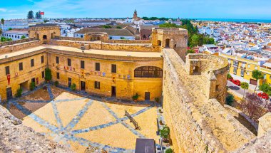 Sanlucar, İspanya - 22 Eylül 2019: 22 Eylül 'de Sanlucar' da Santiago Kalesi 'nin ortaçağ mahkemesi, eski şarap imalathanelerinin çatıları, beyaz evler ve Atlantik Okyanusu kıyısında 22 Eylül' de
