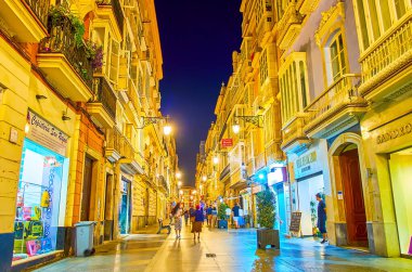 CADIZ, İspanya - 22 Eylül 2019: Tarihi Calle Ancha yürüyüşü ve parlak akşam ışıklarının keyfini çıkarın, 22 Eylül 'de Cadiz' de