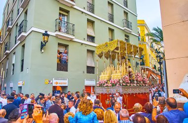 CADIZ, SPAIN - SEPTEMBER 22 Eylül 2019: Mercedes Fiesta 'nın (Merhametli Hanımefendimizin Festivali), yerel halk tarafından 22 Eylül' de Cadiz 'de taşınan, tepe örtülü tahtırevanda bulunan heykeliyle dini geçit töreni