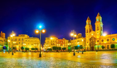 Akşamın Panorama 'sı San Antonio meydanı Padua Kilisesi' nden St Anthony 'nin uzun çanları, tarihi yapılar ve klasik sokak lambaları, Cadiz, İspanya