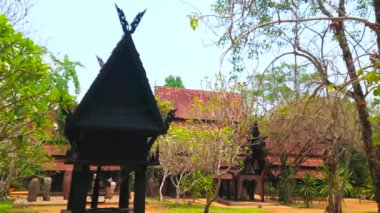 CHIANG RAI, THAILAND - 9 Mayıs 2019: 9 Mayıs 'ta Chiang Rai' deki Tripitaka Hall 'un tahta evi, Baan Dam (Kara Ev) kompleksinin son ve yan dekorları ile birlikte
