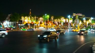 BANGKOK, THAILAND - 24 Nisan 2019: 24 Nisan 'da Bangkok' ta gerçekleşen taç giyme töreni nedeniyle Kral Rama X 'in ışık ve portreleriyle süslenmiş geniş bir akşam trafiği